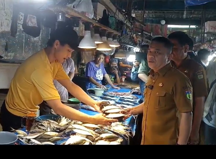 Wali Kota Palu Bantah Isu Ikan Berformalin di Pasar Masomba: “Ikan di Sini Masih Segar”